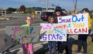 US-Luxembourger Rebecca Shamblin (right) and her two daughters, Bellatrix (left) and Aurora (centre) at a protest against the ICE agents near her home.