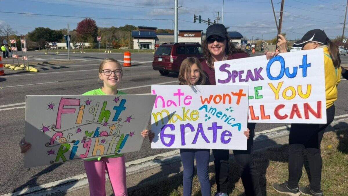 US-Luxembourger Rebecca Shamblin (right) and her two daughters, Bellatrix (left) and Aurora (centre) at a protest against the ICE agents near her home.