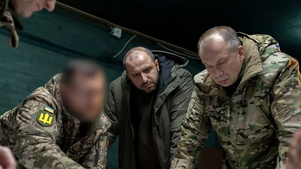 Rustem-Umjerow-M-ukrainischer-Verteidigungsminister-und-Olexander-Syrskyj-r-neuer-Oberbefehlshaber-der-ukrainischen-Armee-lassen-sich-in-der-Ostukraine-die-Frontlage-erlaeutern