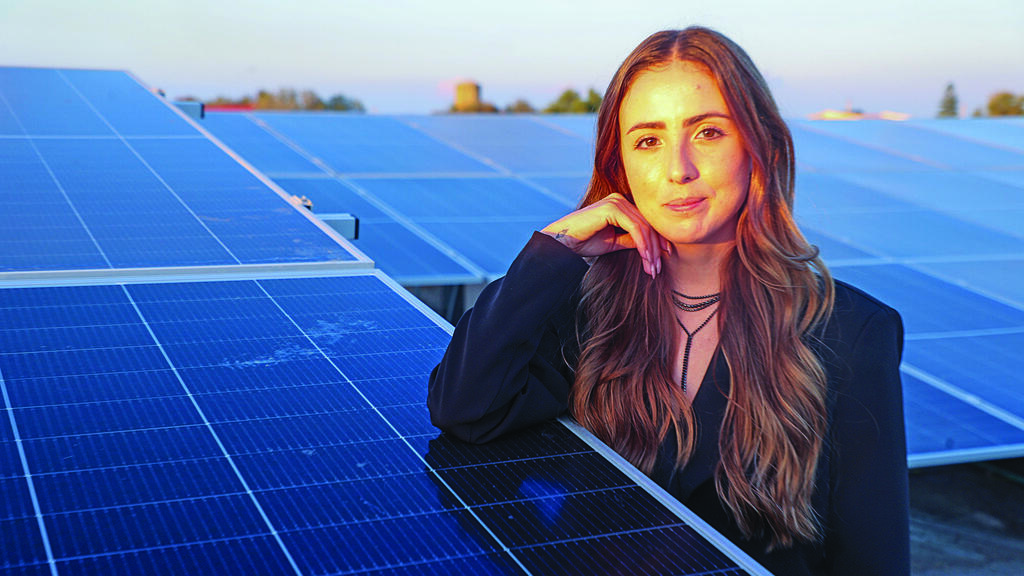 Danielle Biton and the solar panels (Photo: Yariv Katz) דניאל ביטון והפאנלים הסולאריים