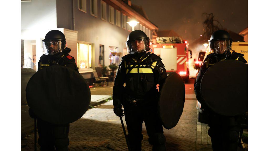 Agenten en hulpverleners 'in hinderlagen gelokt', bestookt met vuurwerk-mitrailleurs