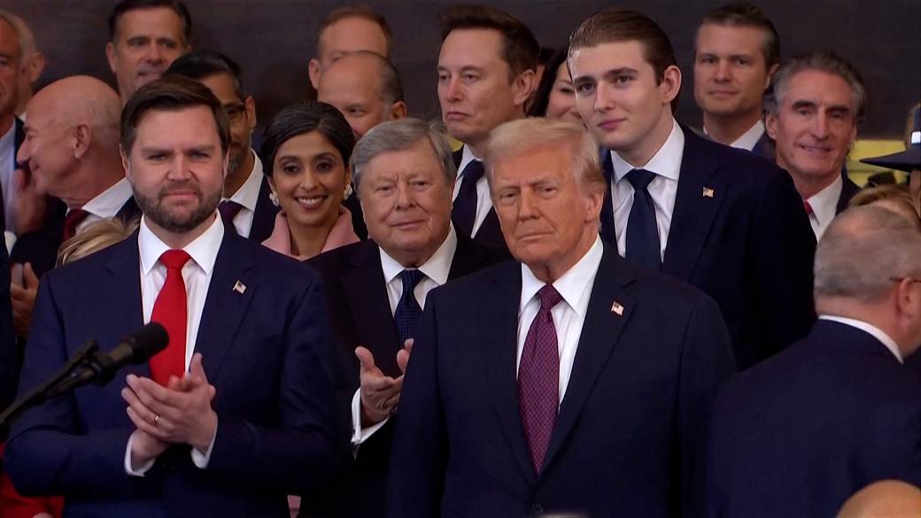 Click to play video: 'Barron Trump towers over guests at father’s inauguration'