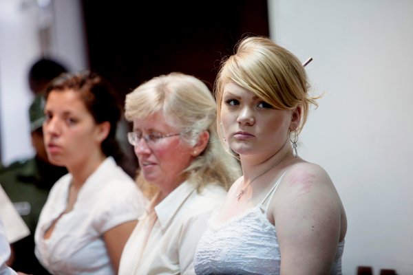 COCHABAMBA, BOLIVIA 20100407.
Stina Brendemo Hagen (t.h.) og Madeleine Alicia Rodriguez (bak t.v.) sammen med tolk Hanne Baardseth under rettssaken i Cochabamba der de to er siktet for å ha forsøkt å smugle 22,4 kilo kokain til Norge.
Foto: Stian Lysberg Solum / NTB .