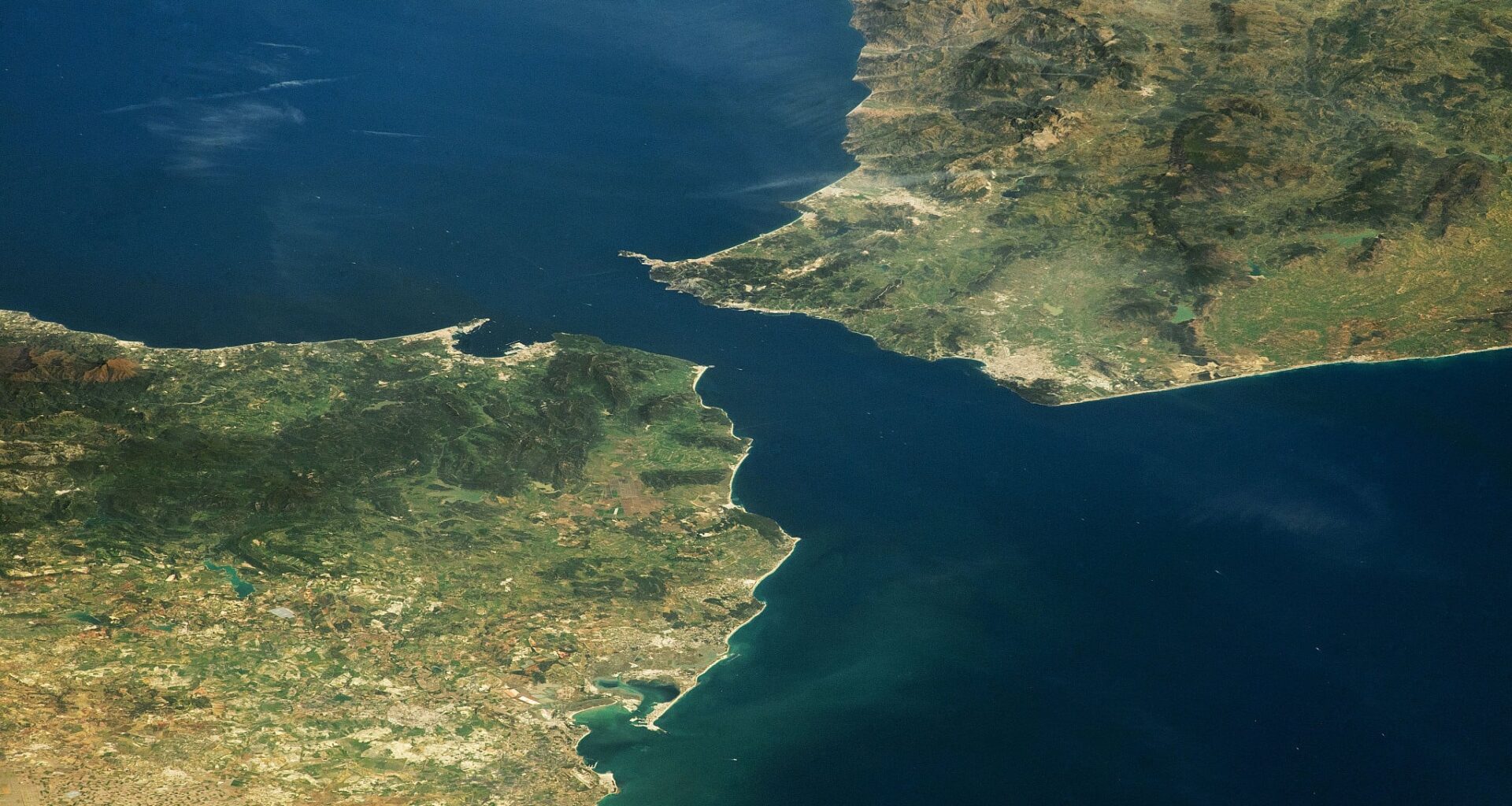 The Blogs: Spain Sleeps, Russia Swarms: The Gibraltar Void | Amine Ayoub