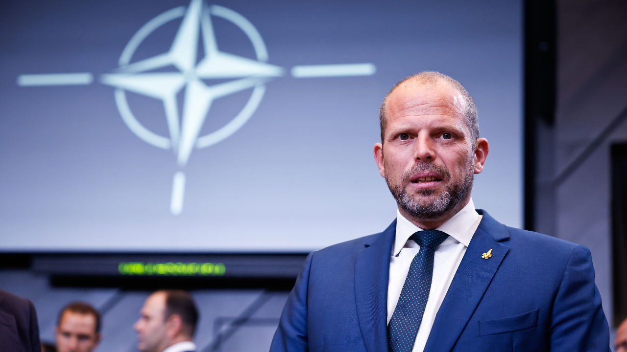 La défense doit dépenser des millions de moins pour satisfaire aux normes de l'OTAN - Business AM