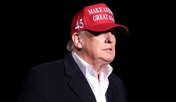 Trump je nahý a svět mu chválí krásné šaty. Chová...