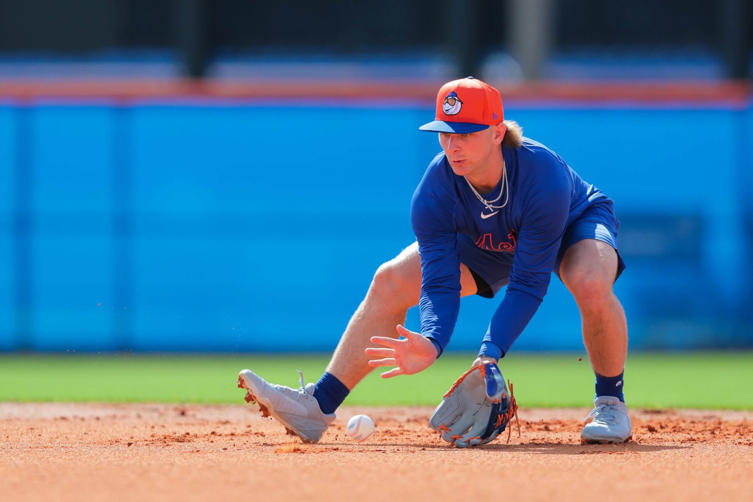 Jett Williams fields a grounder in spring training for the Mets.