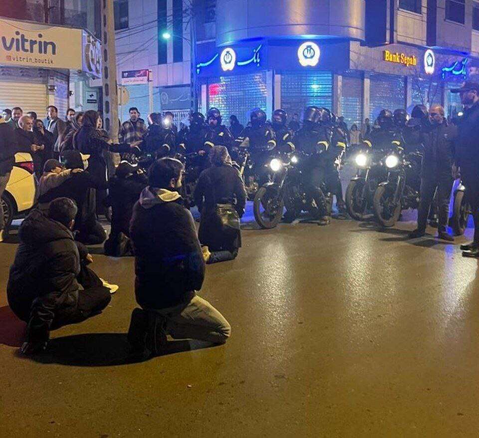 מפגינים באיראן יושבים מול אופנועי הבסיג' , .