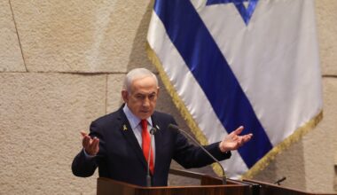 Le Premier ministre israélien Benjamin Netanyahu s'exprime lors d'une session plénière de la Knesset, le Parlement israélien, à Jérusalem, le 5 janvier 2026. REUTERS/Ronen Zvulun