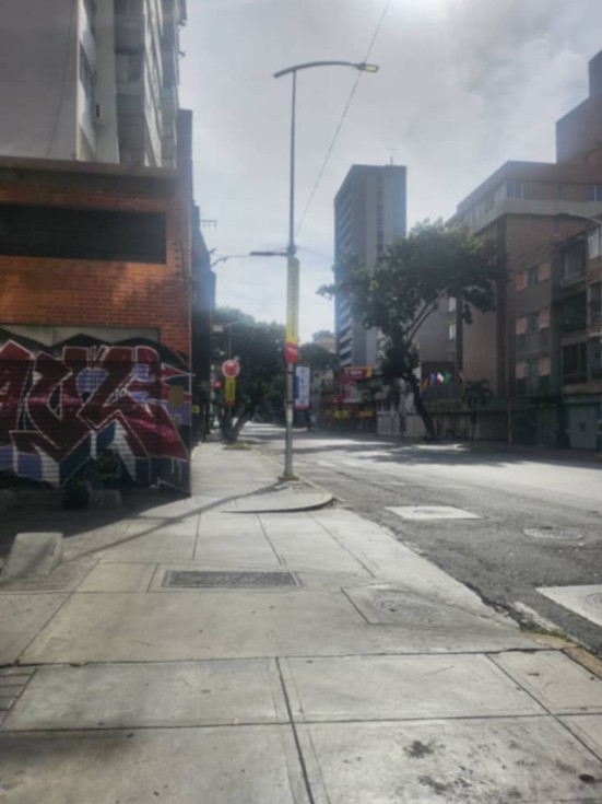 Opustoszałe ulice w stolicy Wenezueli 