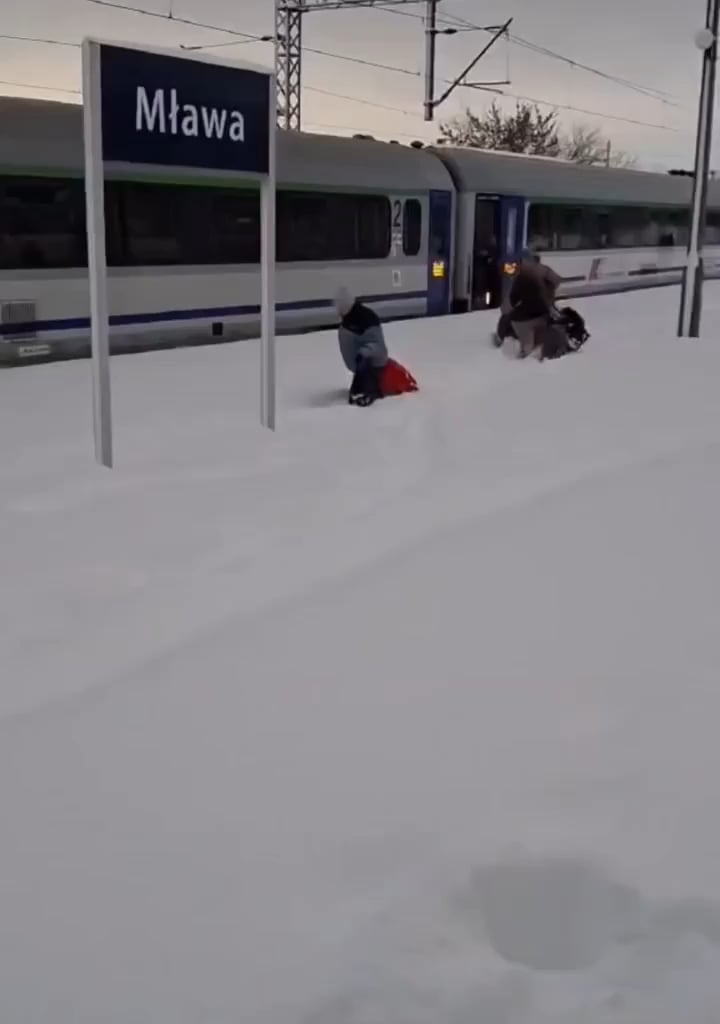 Stacja kolejowa w Mławie po lokalnej śnieżycy