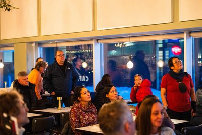 Žmonės, stebintys konferenciją