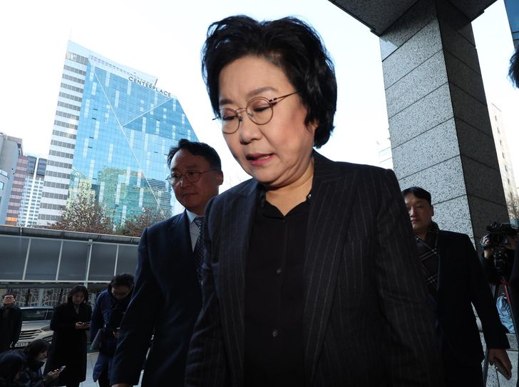 Lee Hye-hoon, the nominee to head the newly established Ministry of Planning and Budget, arrives  her office to prepare for her parliamentary confirmation hearing in Seoul, Tuesday. Yonhap  