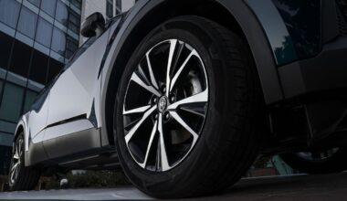 Az autósoknak valamivel több adót kell fizetni, de számtalan kedvezmény is érkezik 2026-ban – ez tényleg a családok éve lesz