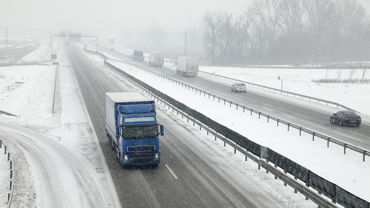 A hó miatt a szlovénok lezárták a kamionok előtt a határt