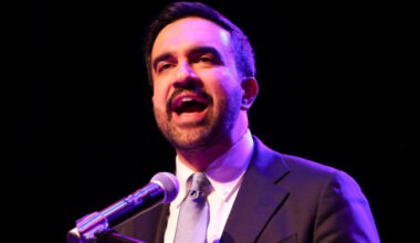 A Koránra tette kezét eskütétel közben New York első muszlim polgármestere