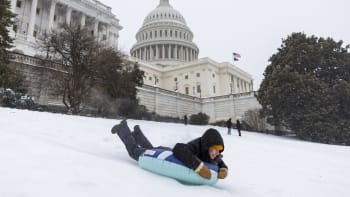 Lidé na svahu u Kapitolu si užívají sněhové nadílky (25. 1. 2026).