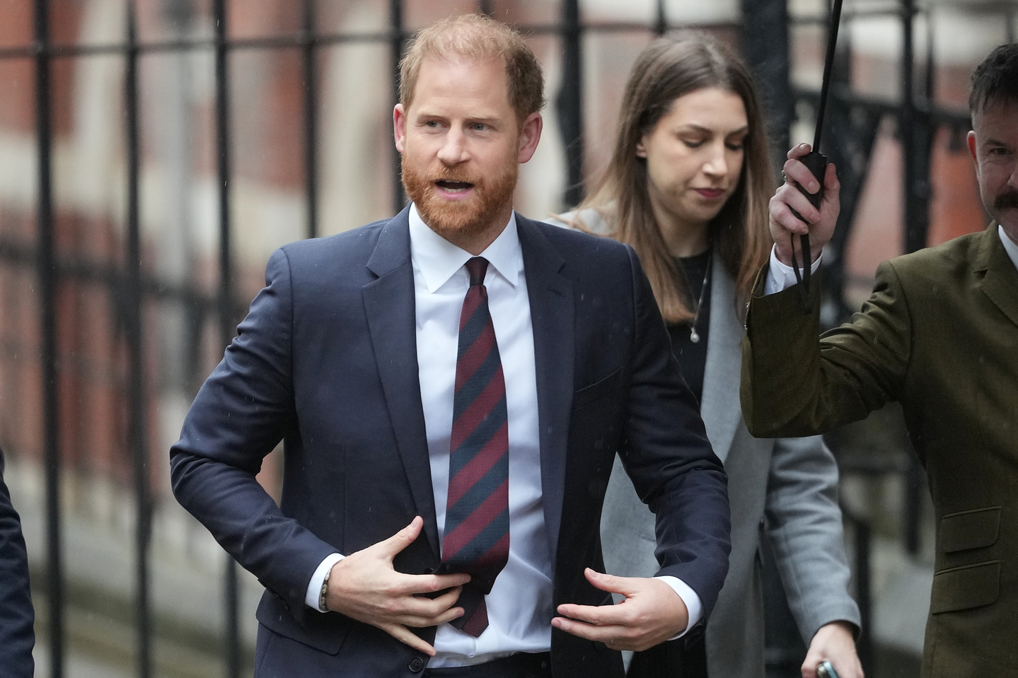 Britain's Prince Harry arrives at London's High Court to lead a group, including Elton John and Elizabeth Hurley, accusing the Daily Mail's publisher of privacy invasion through unlawful tactics in a trial that is part of a wider phone hacking scandal in London, Jan. 21. [AP/YONHAP]