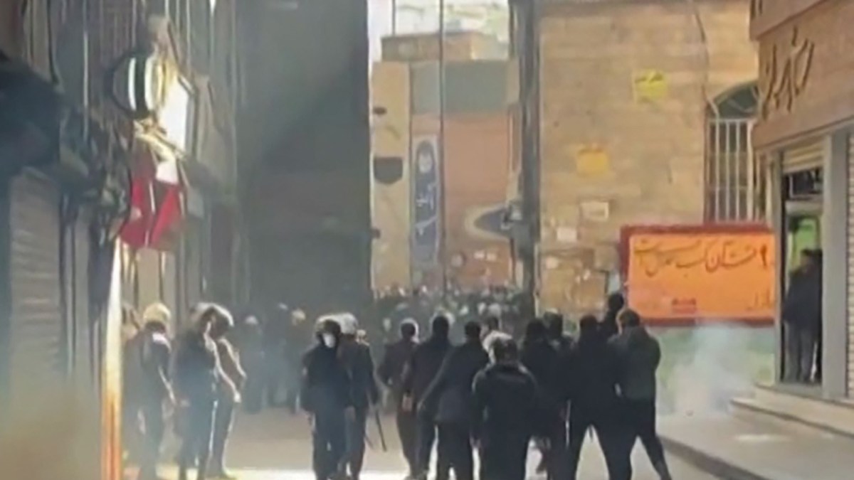 Protests grow as Iran’s government makes meager offer amid tanking economy | Protests News