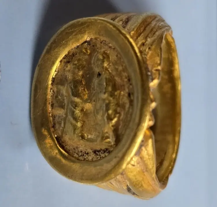 In closer detail, the center of the ring is oval-shaped and engraved with an image of a couple. Credit: National Museum of Bulgaria.