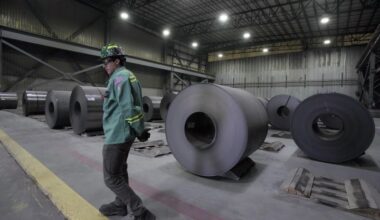 US manufacturing output unexpectedly increases in December