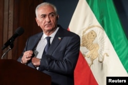 Former Iranian Crown Prince Reza Pahlavi address a press conference in Washington on January 16.