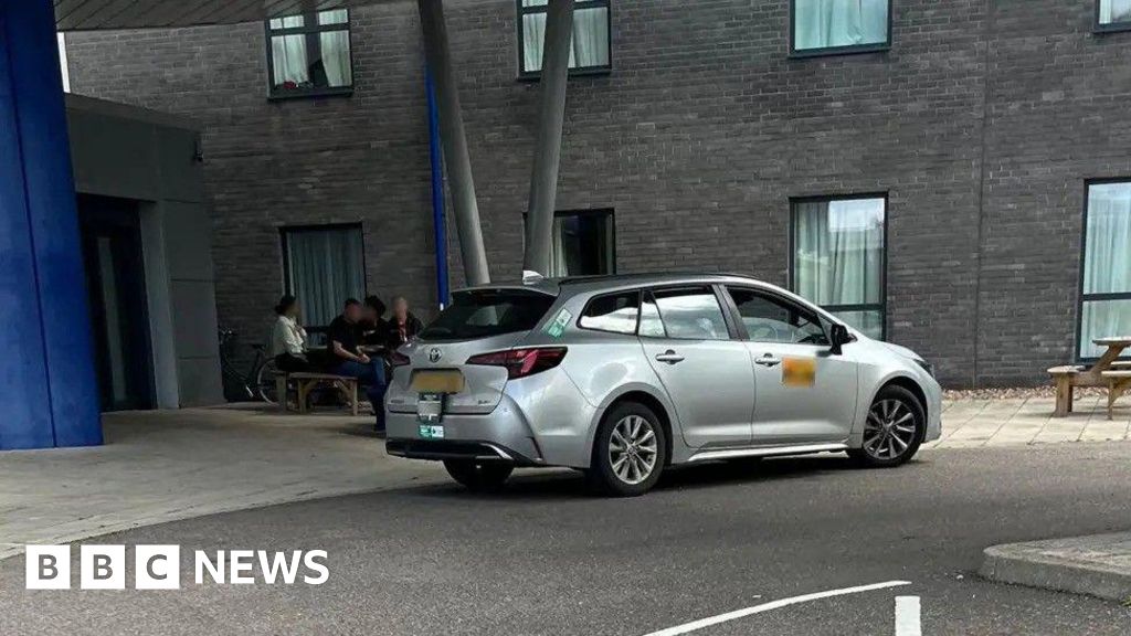 Government to ban asylum seekers from using taxis