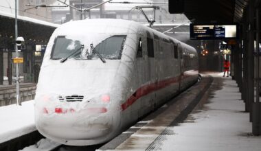 Ein vereister Triebkopf eines abgestellten ICE ist an einem Bahnsteig auf dem Hamburger Hauptbahnhof.