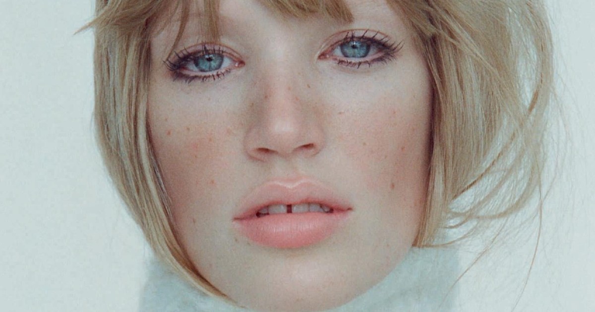 Jacqui Hooper Fronts the 'Simple Yet Compelling' Cover of Harper's Bazaar France