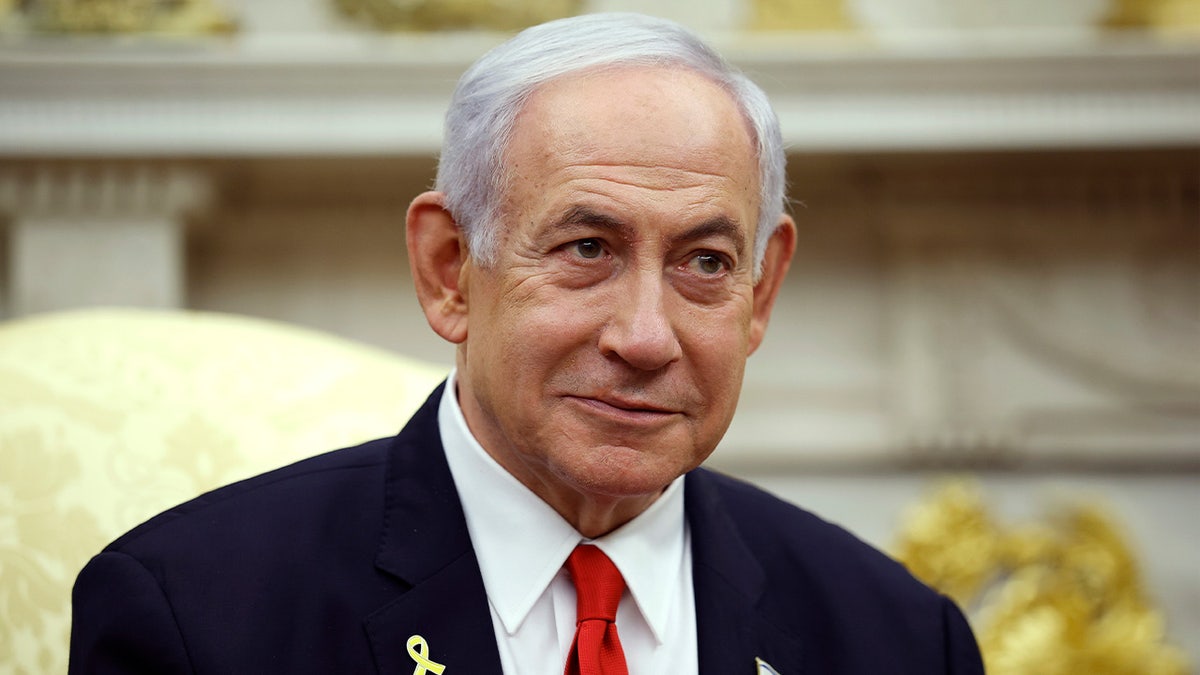 Benjamin Netanyahu sitting in the oval office on April 7