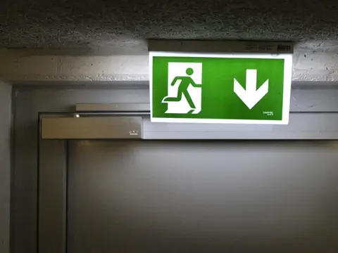 Ausgangsschild mit grünem Pfeil nach unten.