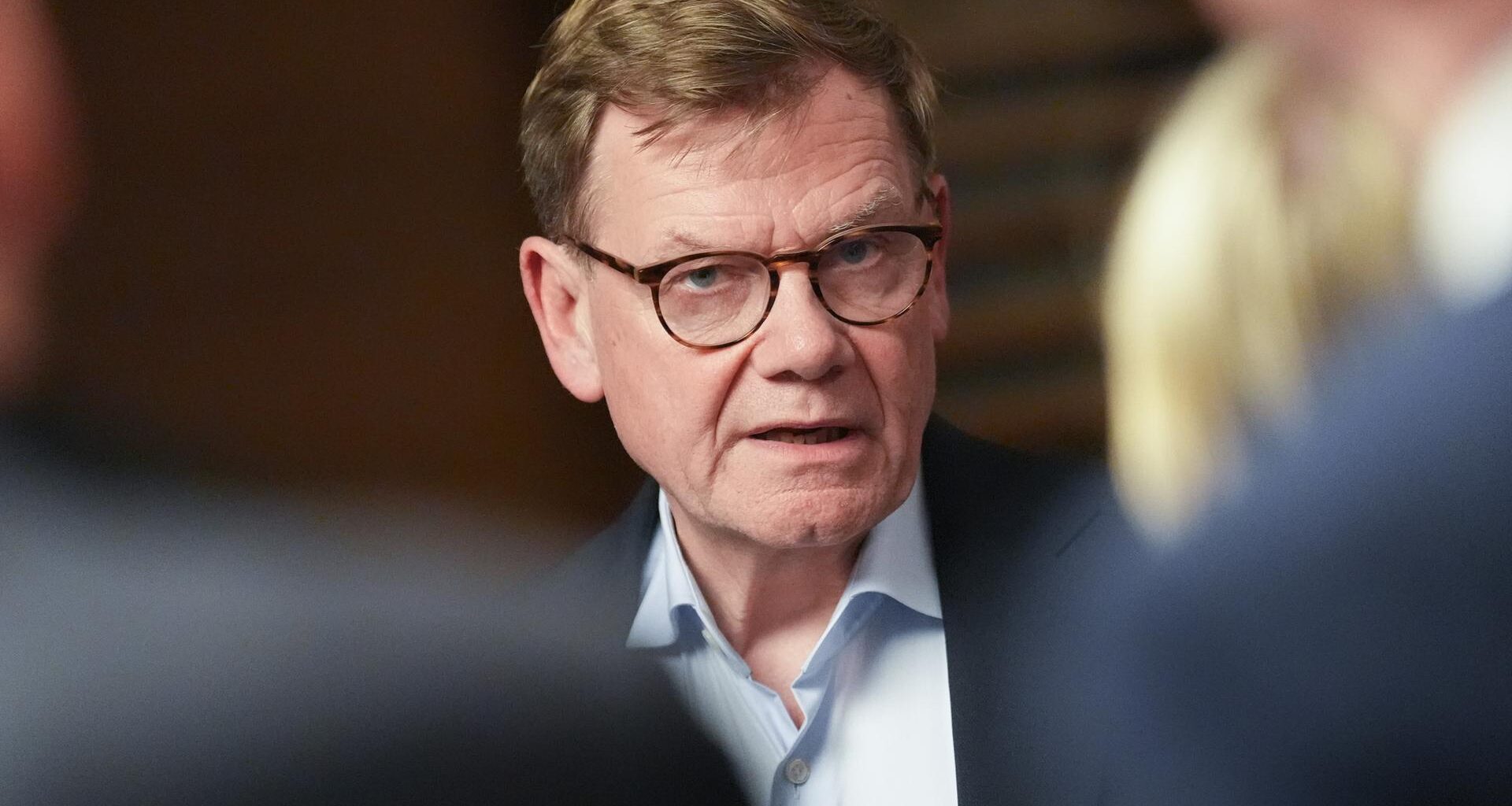 Außenminister Johann Wadephul (CDU) bei einem Pressestatement an einem Flughafen ist umringt von Journalisten