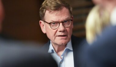 Außenminister Johann Wadephul (CDU) bei einem Pressestatement an einem Flughafen ist umringt von Journalisten
