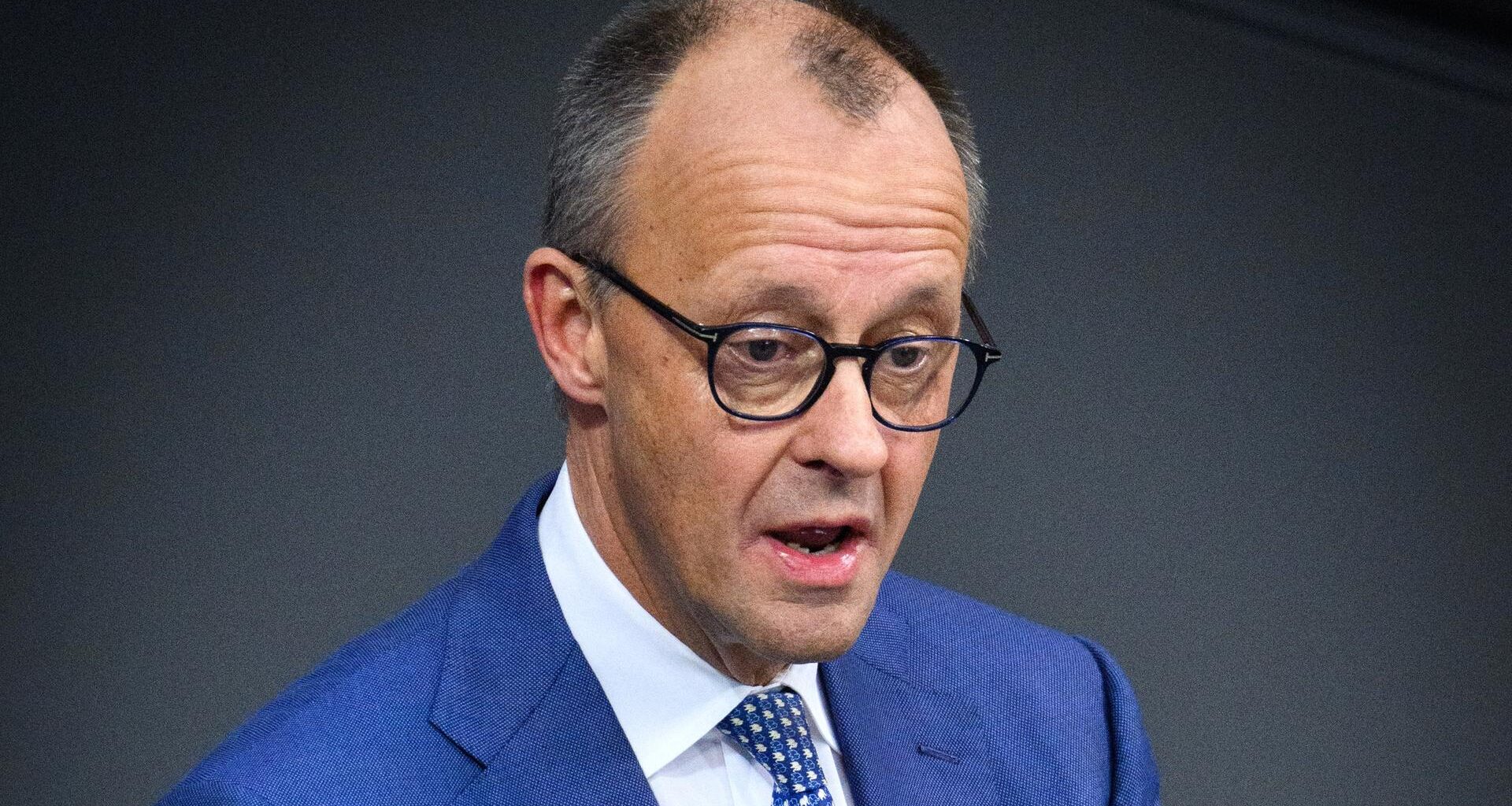 Das Bild zeigt Friedrich Merz während einer Rede.