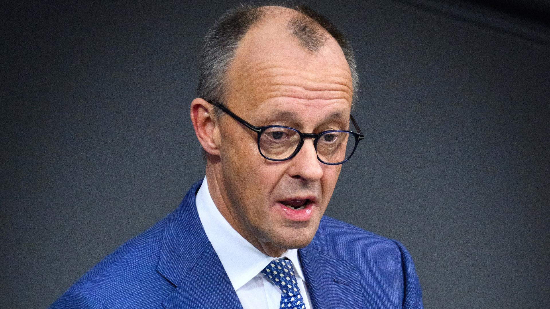 Das Bild zeigt Friedrich Merz während einer Rede. Das Bild zeigt Friedrich Merz während einer Rede.