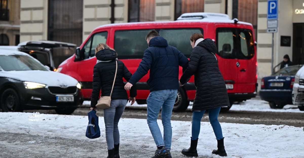 Česko zůstane pod ledem i v dalších dnech, platí VÝSTRAHA. Kde bude situace nejhorší?