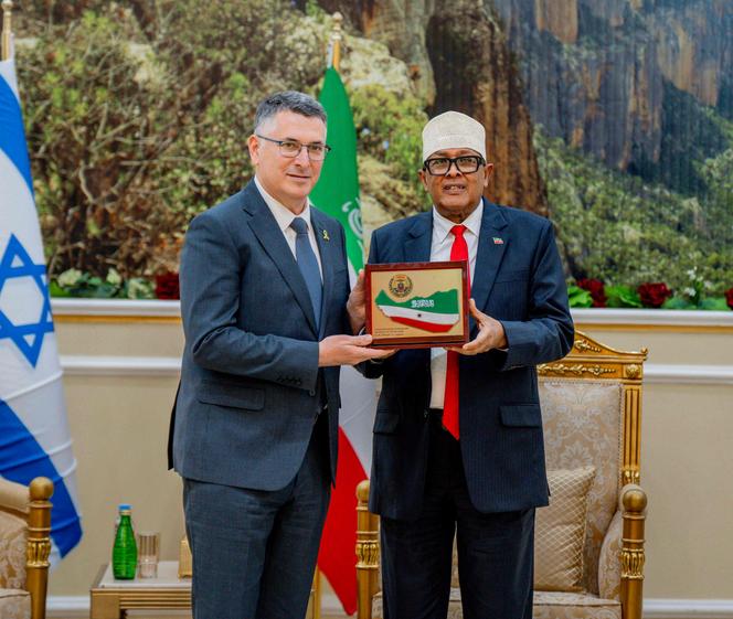 Cette photo, diffusée par le bureau présidentiel du Somaliland, le 6 janvier 2026, montre le ministre des affaires étrangères israélien, Gideon Saar (à gauche), et le président du Somaliland, Abdirahman Mohamed Abdullahi, au palais présidentiel de Hargeisa. 
