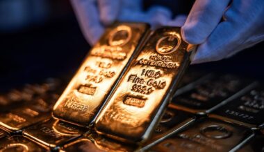 Gold Rises Toward $5,000 as Weaker Dollar Adds Impetus to Rally