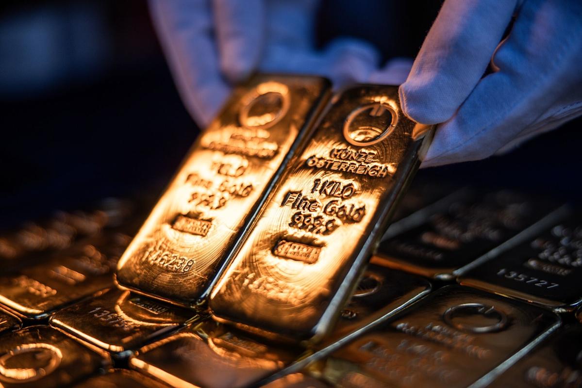 Gold Rises Toward $5,000 as Weaker Dollar Adds Impetus to Rally