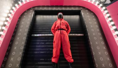 Netflix stock tumbles, Johnson & Johnson falls, Halliburton and United Airlines climb