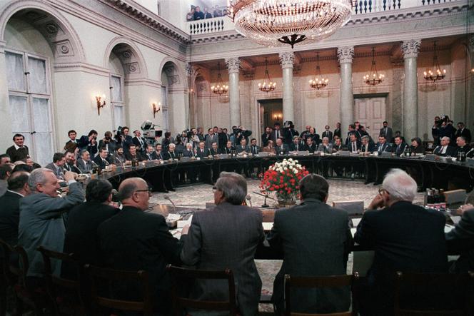 Round table discussions were held on February 6, 1989, in Warsaw between the Polish government and the opposition to address the country's political and economic challenges.