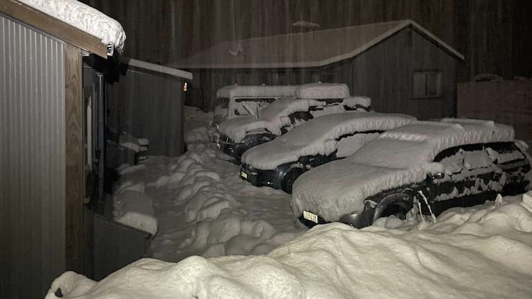 Cars blanketed by snow at the Aoraki/Mt Cook village. (Source: Sharlene McKinlay)