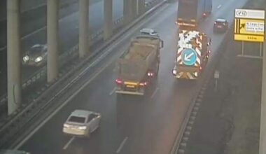 Die rechte Spur war durch das liegengebliebene Fahrzeug blockiert.