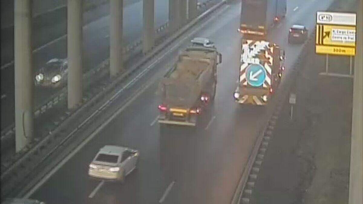 Die rechte Spur war durch das liegengebliebene Fahrzeug blockiert.