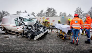 Bij het ongeluk op de A27 zijn een vrachtwagen, bestelbus en touringcar betrokken (foto: Eye4Images).