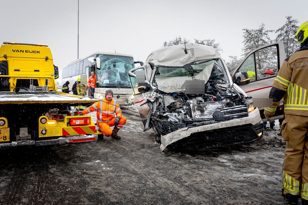 Bij het ongeluk op de A27 zijn een vrachtwagen, bestelbus en touringcar betrokken (foto: Eye4Images).