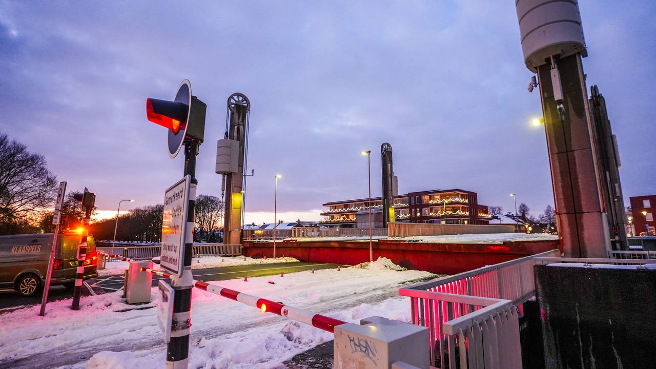 Deze jonge Willem II-fans hielden een potje voetbal in de tuin met sneeuwpoppen (foto: Birgit Vriens).