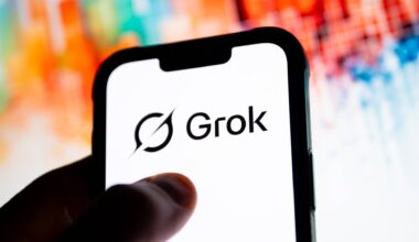 Ein alös Silhouette Daumen auf einem weißen Smartphone-Screen, auf dem in schwarz "Grok" steht. Dahinter ein bunteer Hintergrund.