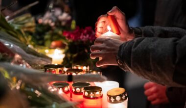 Trauerkerzen werden vor dem Unglücksort in Crans-Montana angezündet