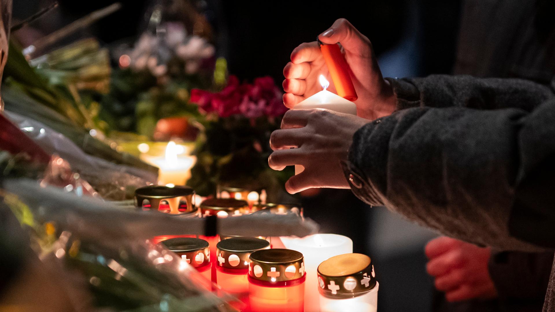 Trauerkerzen werden vor dem Unglücksort in Crans-Montana angezündet Trauerkerzen werden vor dem Unglücksort in Crans-Montana angezündet